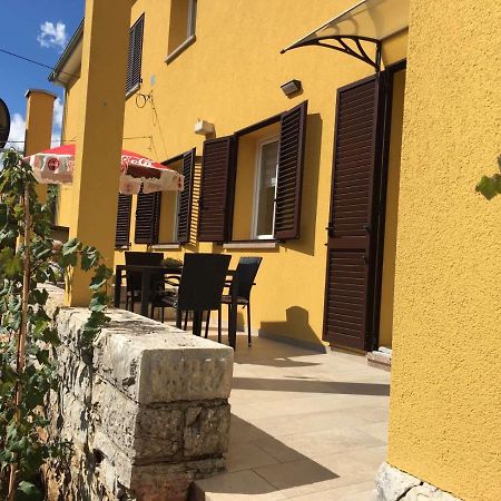 L Apartment Raša Eksteriør billede