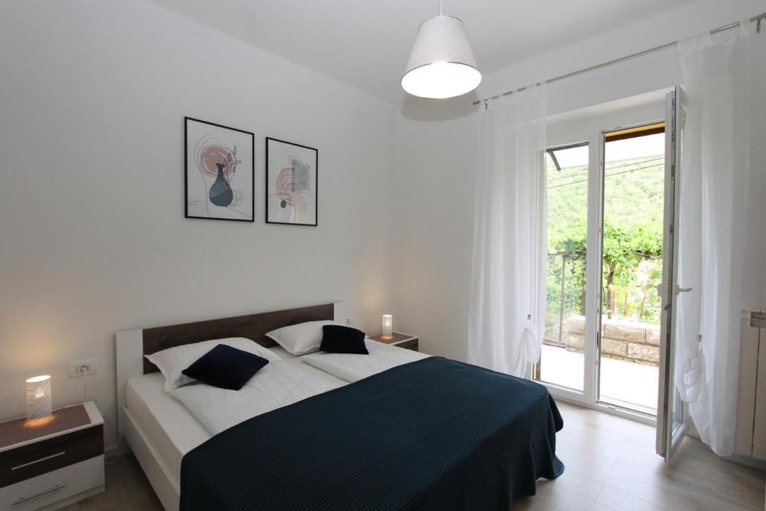 L Apartment Raša Eksteriør billede