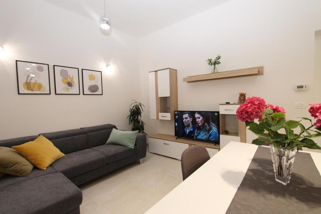 L Apartment Raša Eksteriør billede