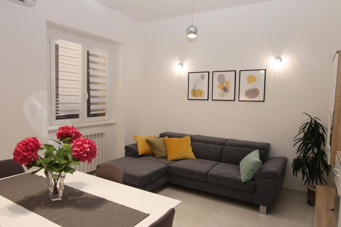 L Apartment Raša Eksteriør billede