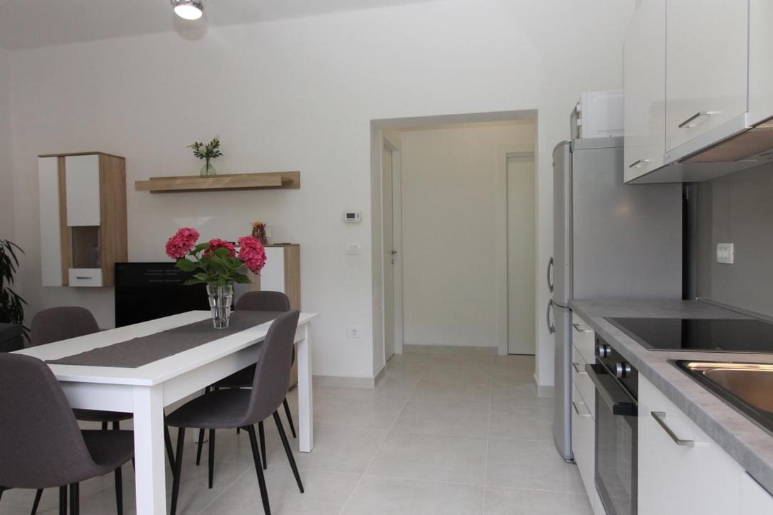 L Apartment Raša Eksteriør billede