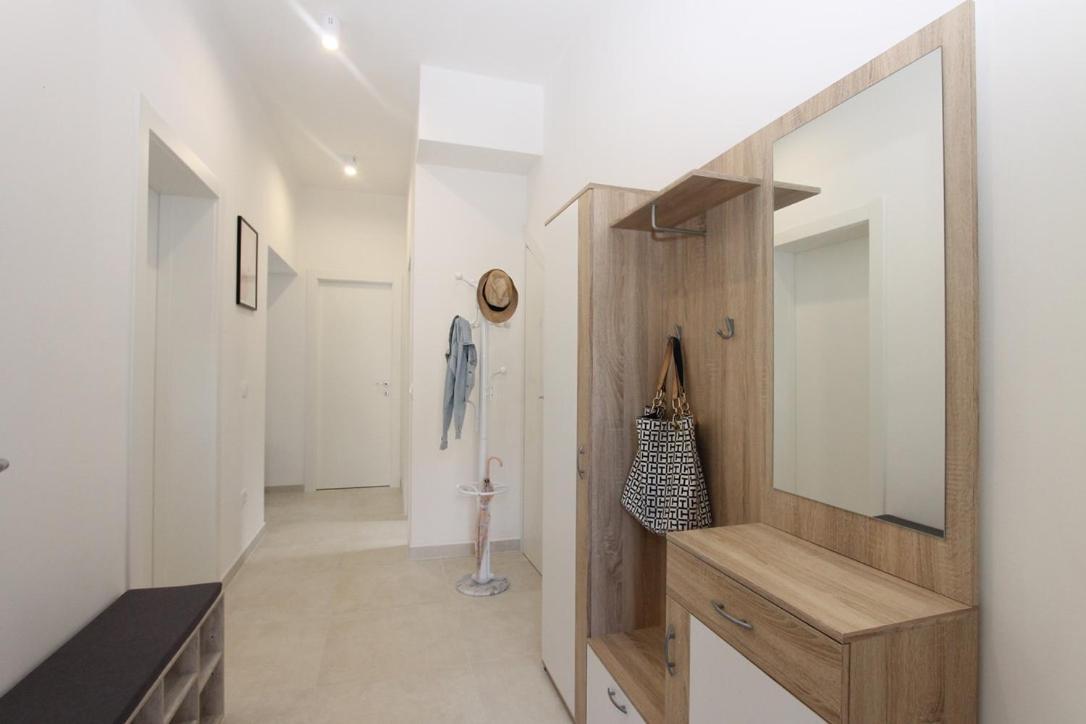 L Apartment Raša Eksteriør billede