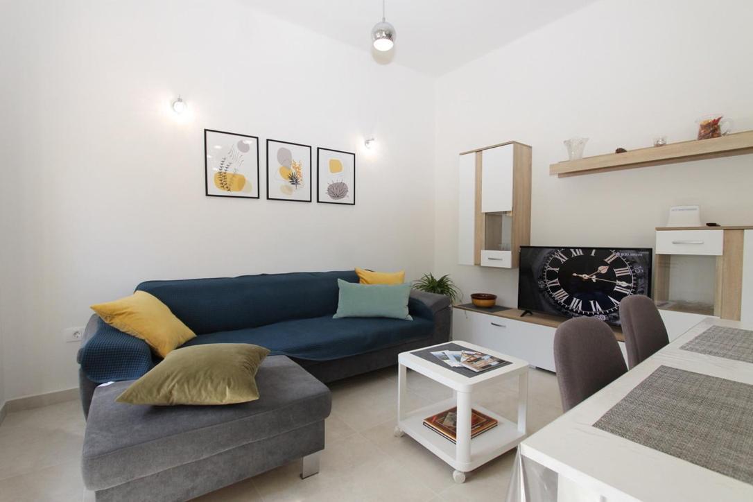 L Apartment Raša Eksteriør billede